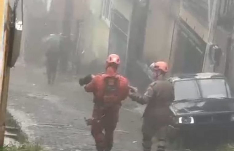 Bombeiros resgatam criança com vida após 16h sob escombros em Petrópolis