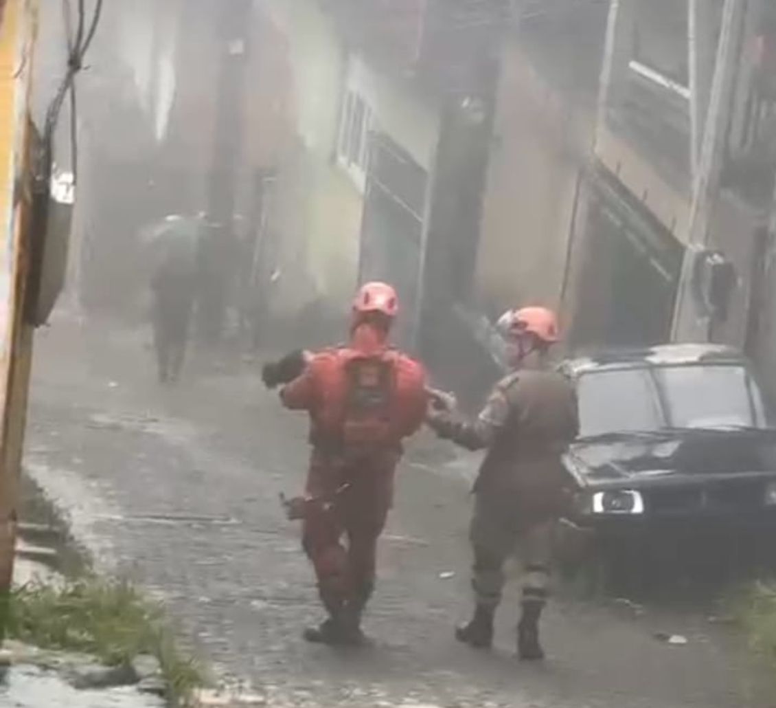 Bombeiros resgatam criança com vida após 16h sob escombros em Petrópolis