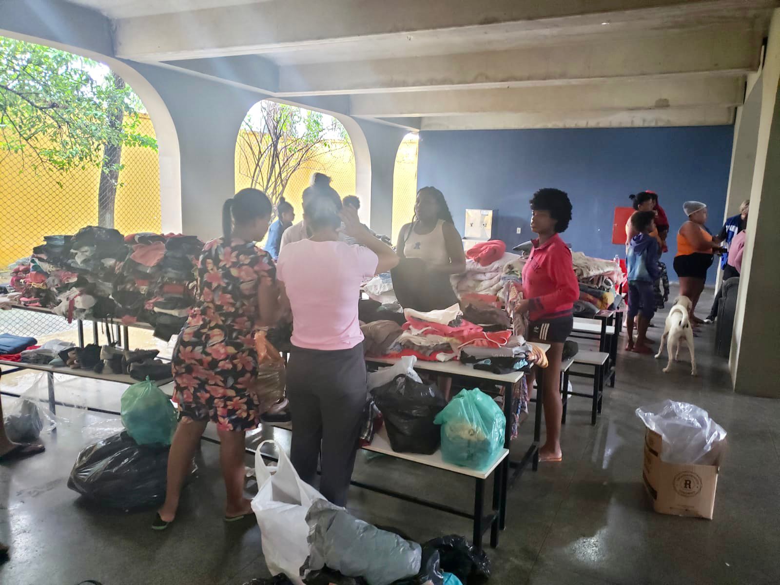 Secretária de Educação, Roberta Barreto, visita escolas que funcionam como pontos de apoio às vítimas das chuvas