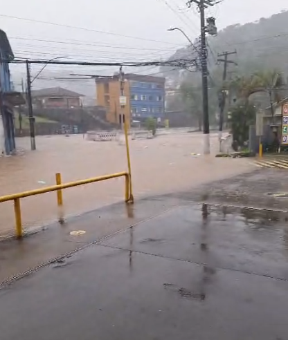 17h10 | OPERAÇÃO DOS ÔNIBUS É INTERROMPIDA EM PETRÓPOLIS