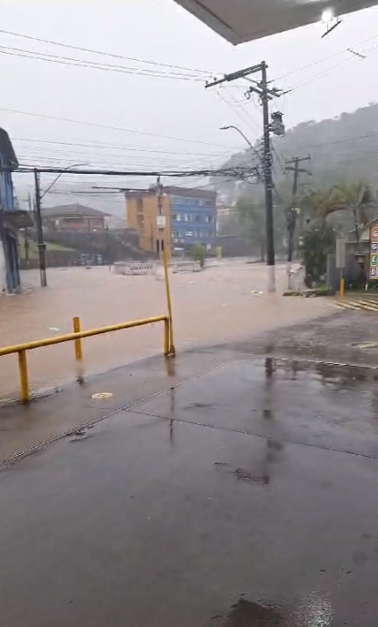 17h10 | OPERAÇÃO DOS ÔNIBUS É INTERROMPIDA EM PETRÓPOLIS