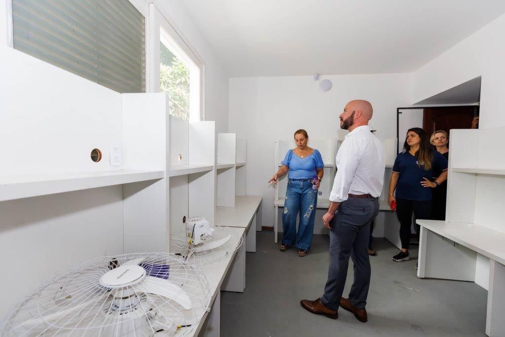 Prefeito Vinicius Claussen vistoria obras de adaptação do CMEI Várzea