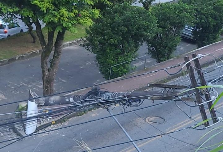Poste de energia cai em Cascatinha e gera nó no trânsito de Petrópolis