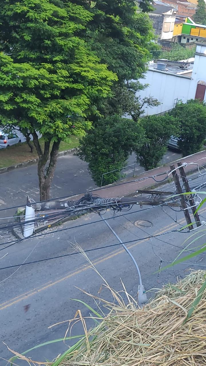 Poste de energia cai em Cascatinha e gera nó no trânsito de Petrópolis