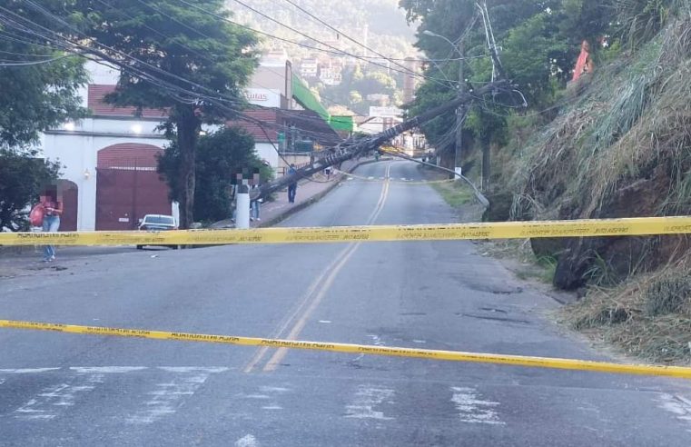 Linhas de ônibus são afetadas devido a queda de poste