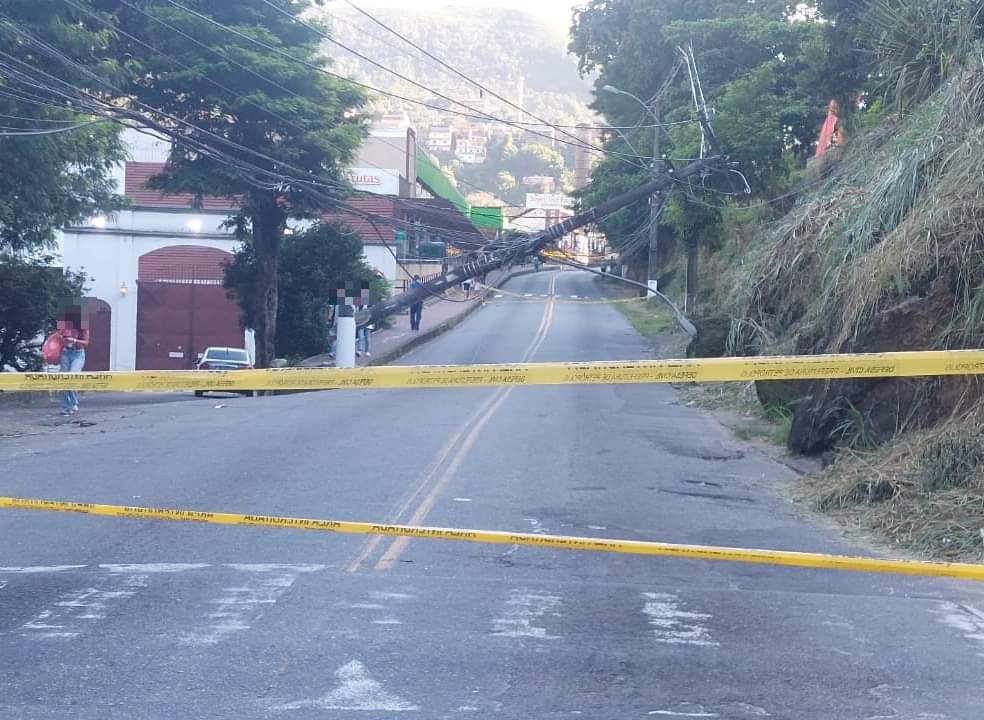 Linhas de ônibus são afetadas devido a queda de poste