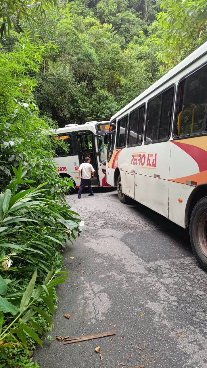 Ônibus da empresa Petro Ita se envolvem em mais um acidente de trânsito