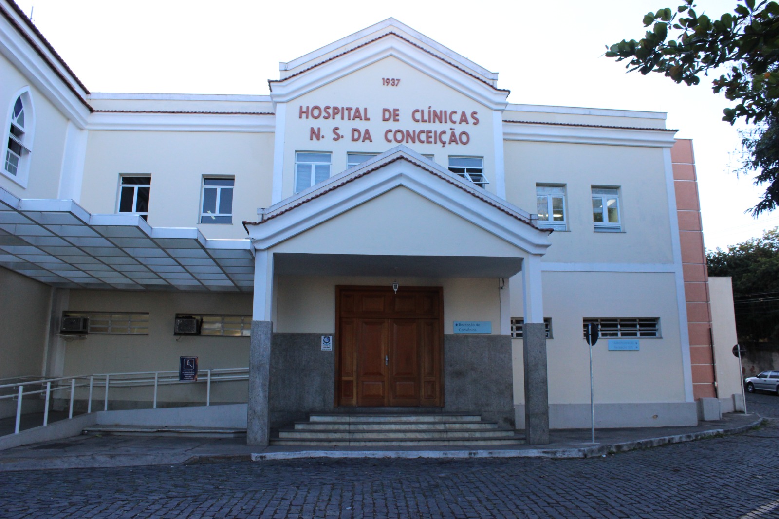 Hospital de Clínicas Nossa Senhora da Conceição, em Três Rios, anuncia que emergência SUS da unidade está superlotada