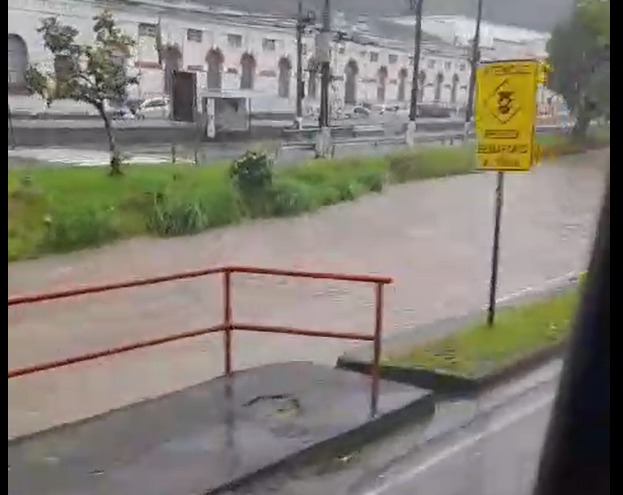 Defesa Civil emite SMS de risco de inundação ao longo da Avenida Barão do Rio Branco