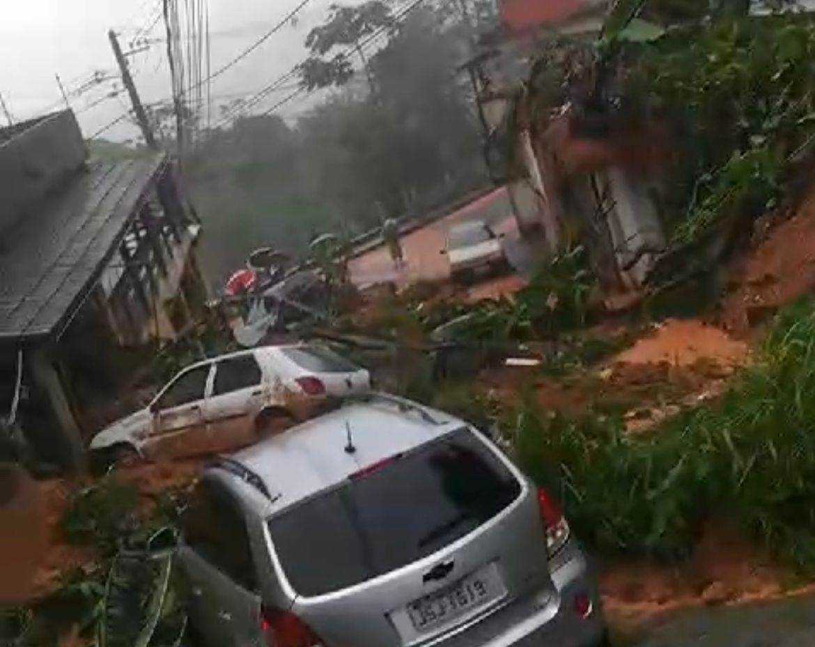 Três mortes são confirmadas pela Defesa Civil de Petrópolis: duas pessoas permanecem desaparecidas