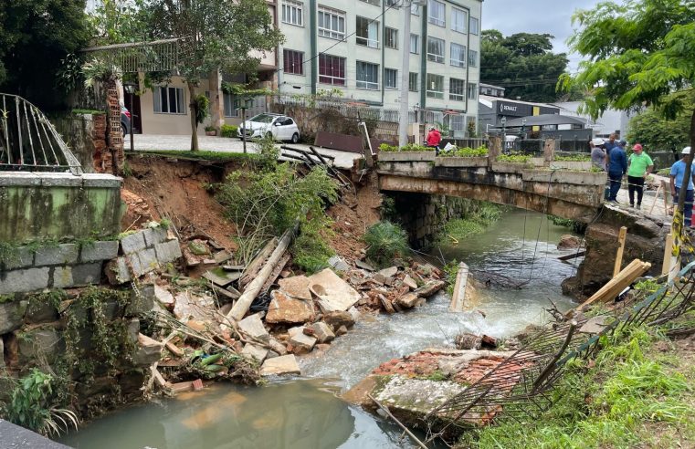 Trecho da Rua Coronel Veiga cede após fortes chuvas em Petrópolis e afeta tubulação da Águas do Imperador
