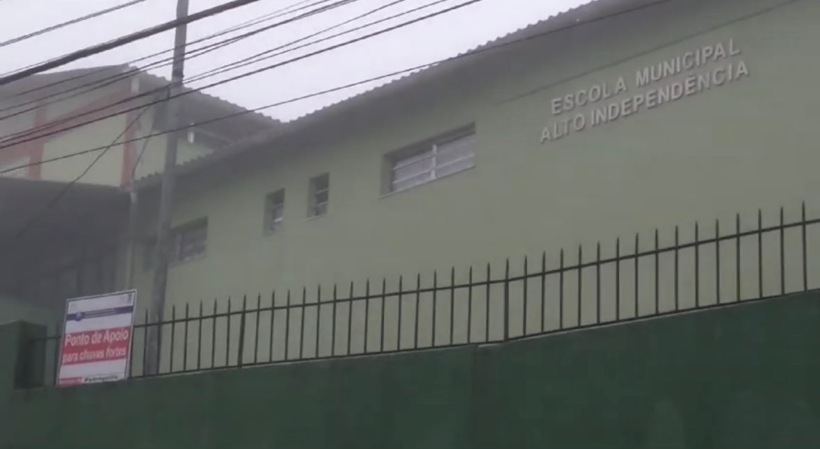 Vítimas da tragédia estão há mais de uma semana dormindo na Escola Alto Independência