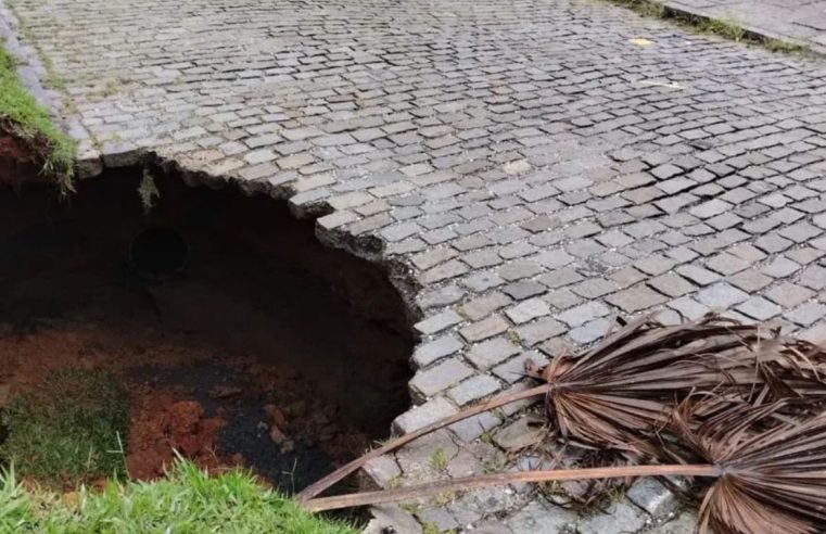 Rua cede e compromete a operação dos ônibus no Quitandinha, em Petrópolis