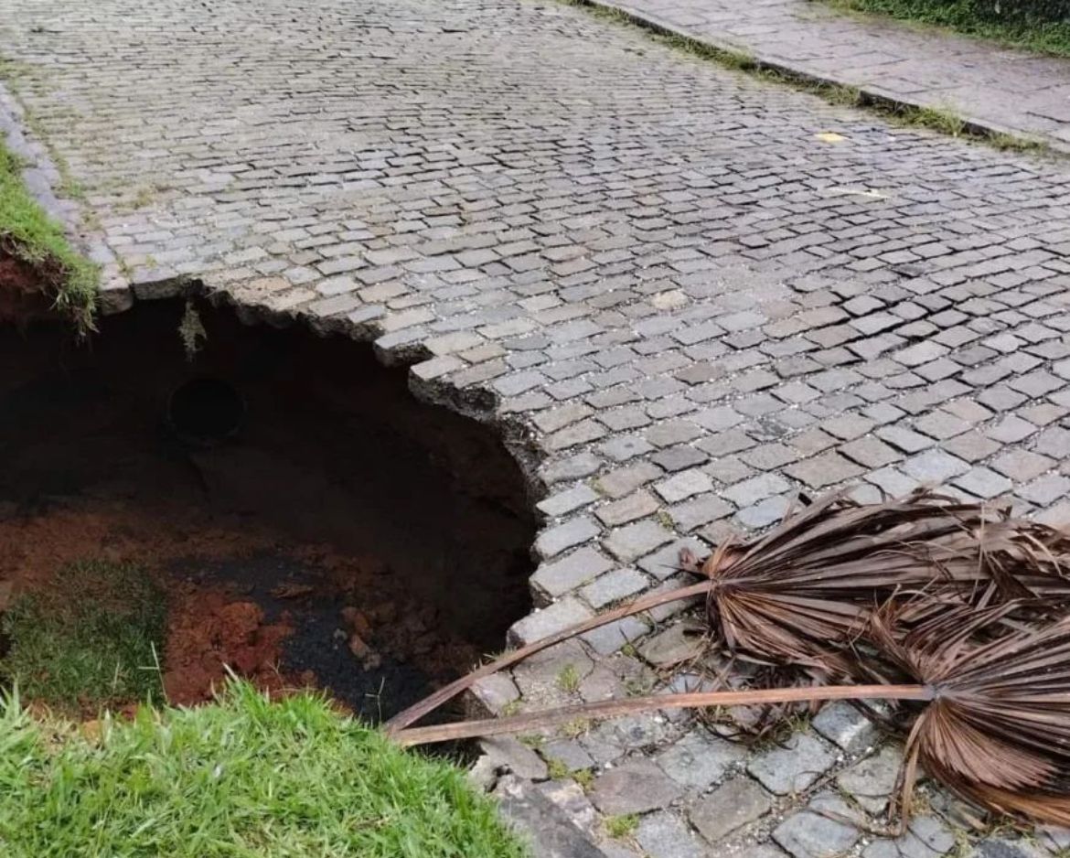 Rua cede e compromete a operação dos ônibus no Quitandinha, em Petrópolis