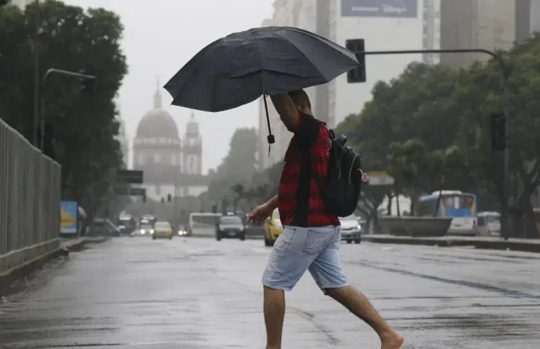 Em dia de chuva forte, capital fluminense tem ruas vazias