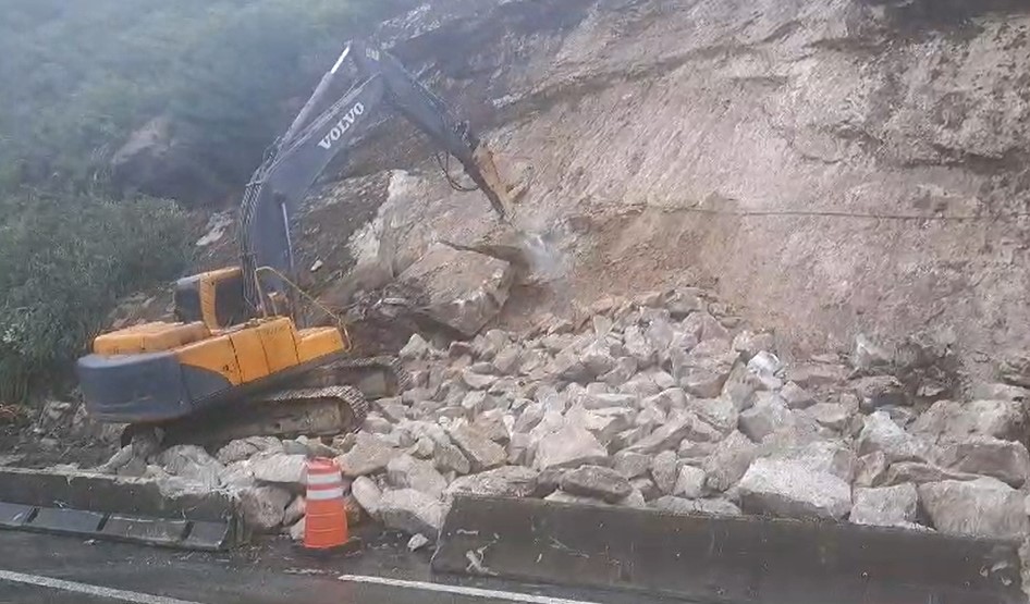 Concer atua no desmonte de rochas em Petrópolis