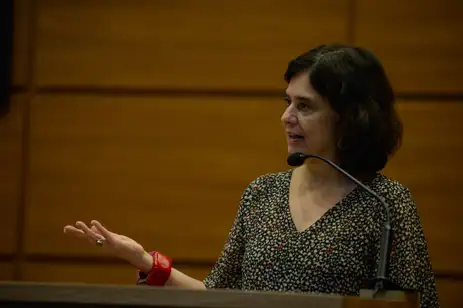 Rio de Janeiro (RJ), 26/03/2024 – Autoridades assinam acordo de cooperação entre a Fundação Oswaldo Cruz (Fiocruz): o Ministério da Saúde, o Instituto Nacional de Câncer (INCA) e Caring Cross durante lançamento da Estratégia para Terapias Avançadas da Fiocruz, no Rio de Janeiro. Ministra Nísia Trindade discursa.  Foto: Tomaz Silva/Agência Brasil