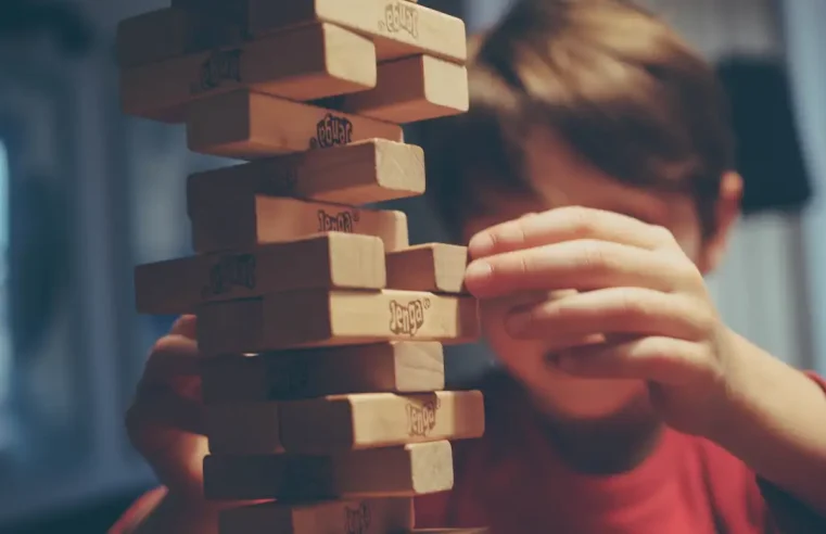 Projeto de lei substitui sinais sonoros estridentes por sinais visuais e musicais para estudantes com autismo