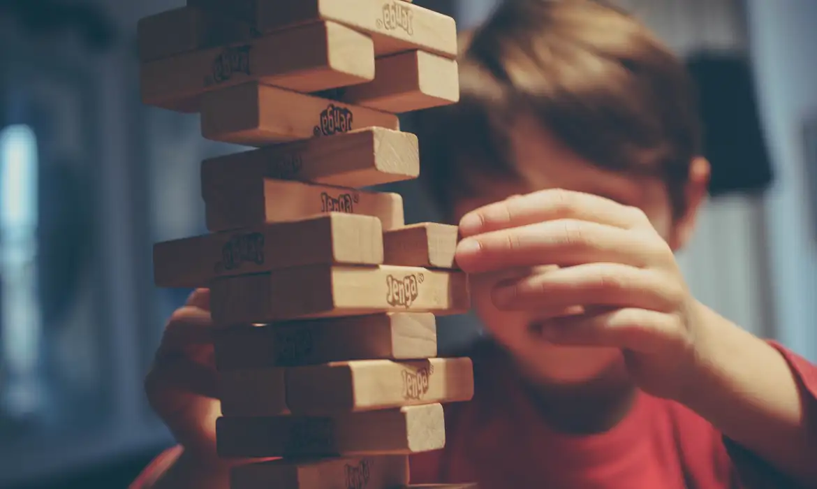 Projeto de lei substitui sinais sonoros estridentes por sinais visuais e musicais para estudantes com autismo