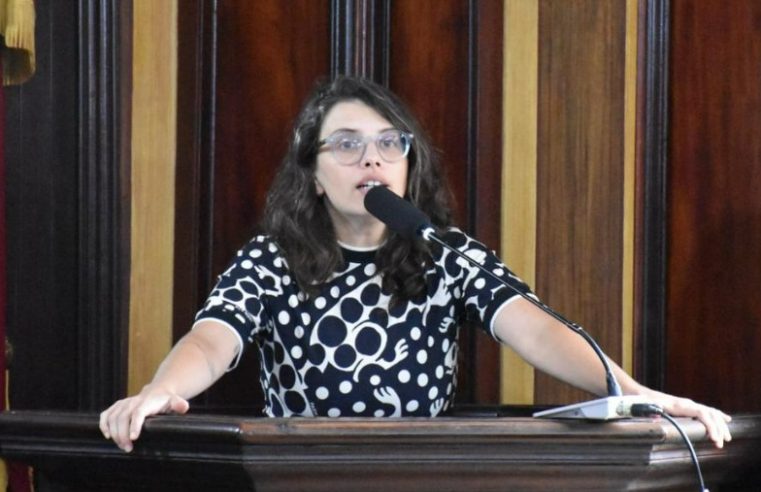 Nova medida obriga a afixação de cartazes para combater violência contra mulheres em locais públicos