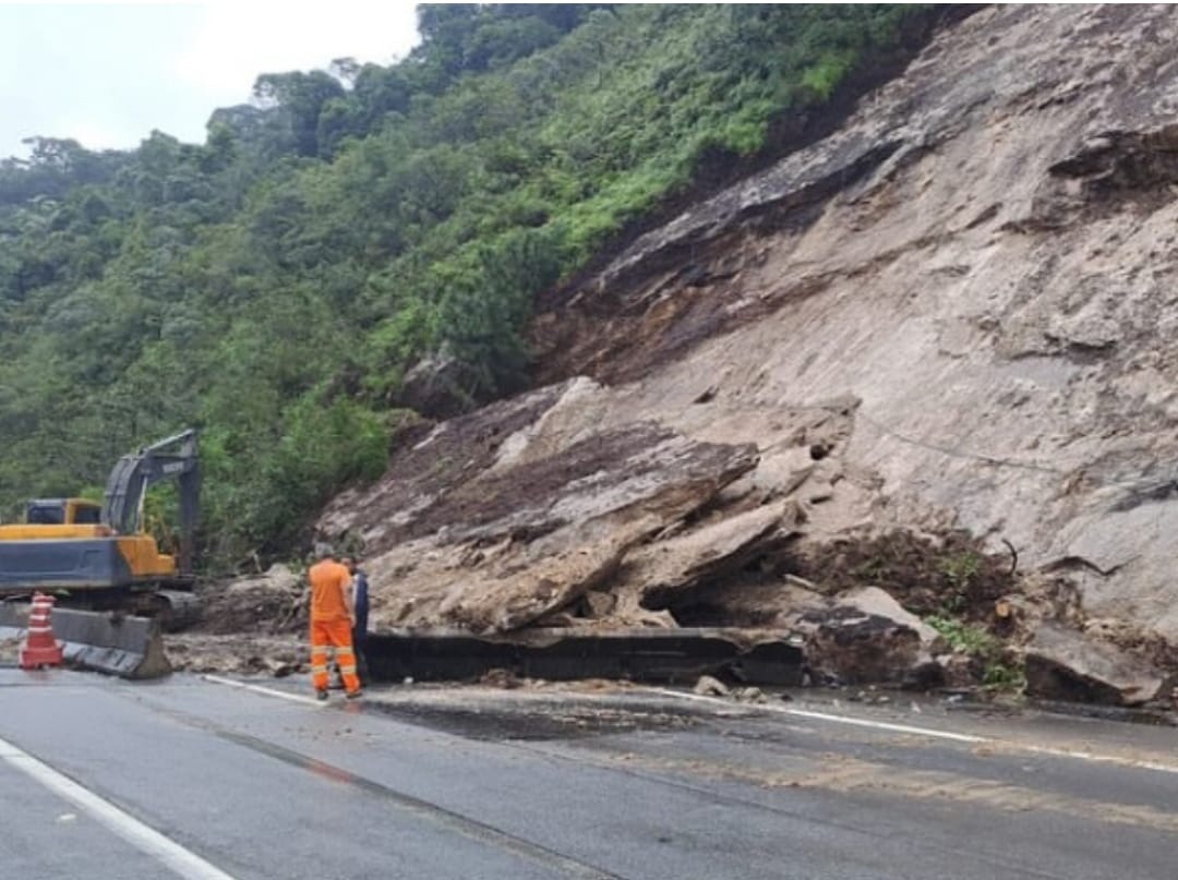 Desmonte de rocha causa interdição total nos dois sentidos do KM 79 da BR-040 em Petrópolis