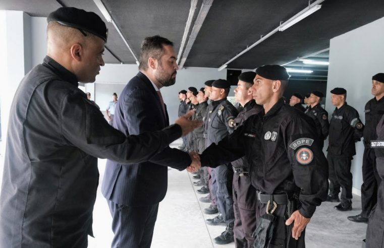Governador Cláudio Castro presta homenagem aos policiais militares do Bope que atuaram no sequestro do ônibus na rodoviária do Rio