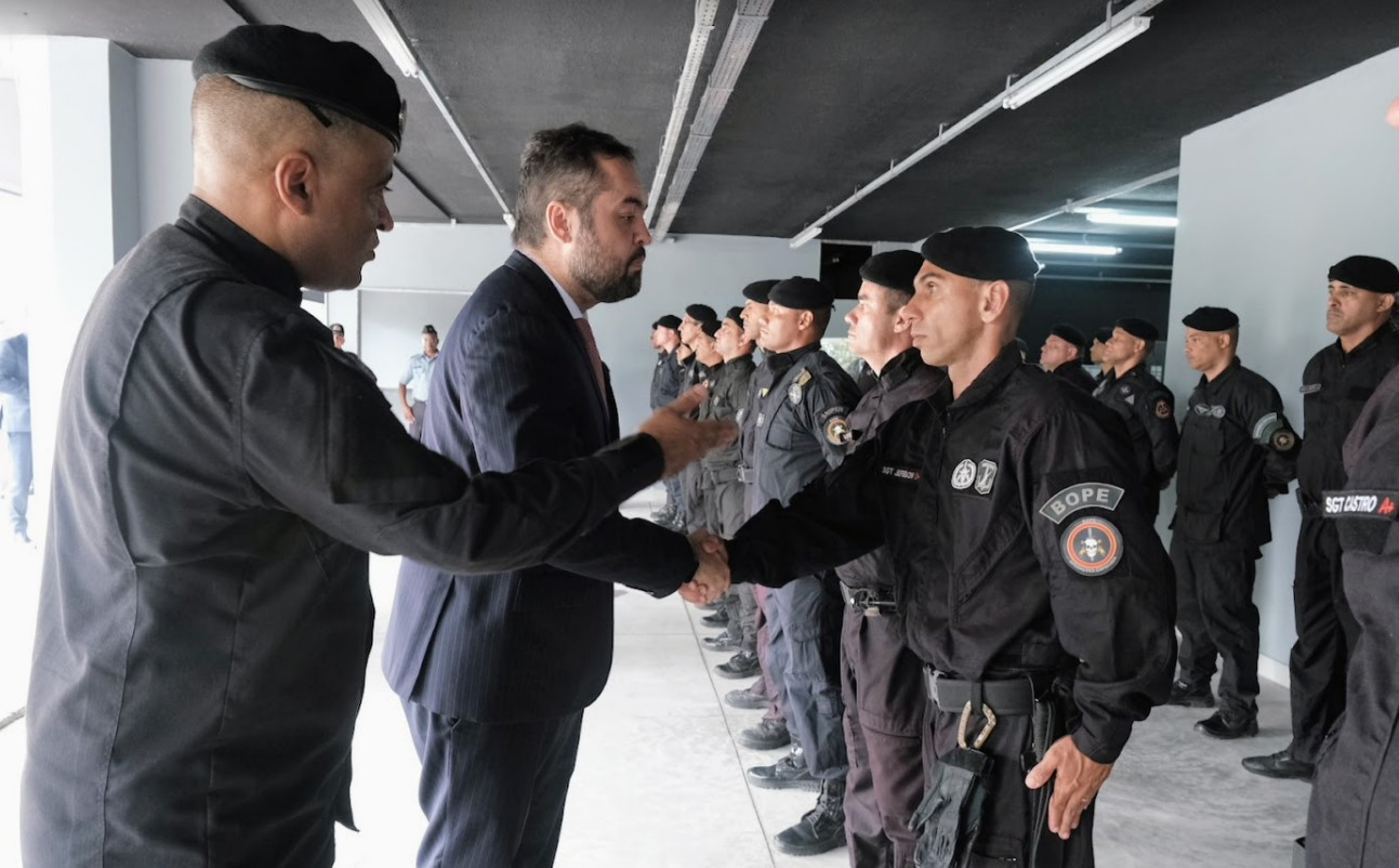 Governador Cláudio Castro presta homenagem aos policiais militares do Bope que atuaram no sequestro do ônibus na rodoviária do Rio