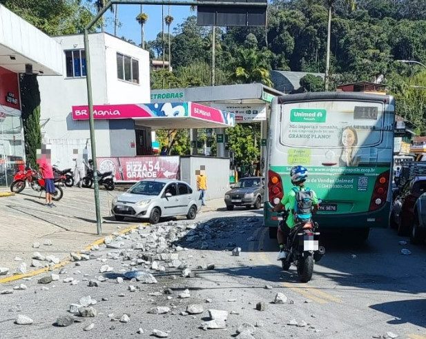 Caminhão que transportava pedras derruba parte do material na Rua Montecaseros, em Petrópolis