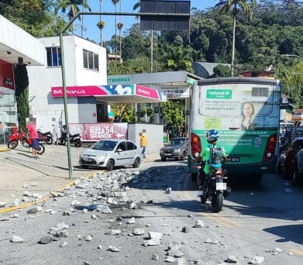 Caminhão que transportava pedras derruba parte do material na Rua Montecaseros, em Petrópolis