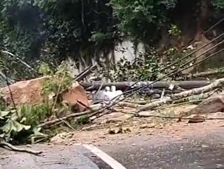 Pedras rolam e impedem o trânsito em Sumidouro