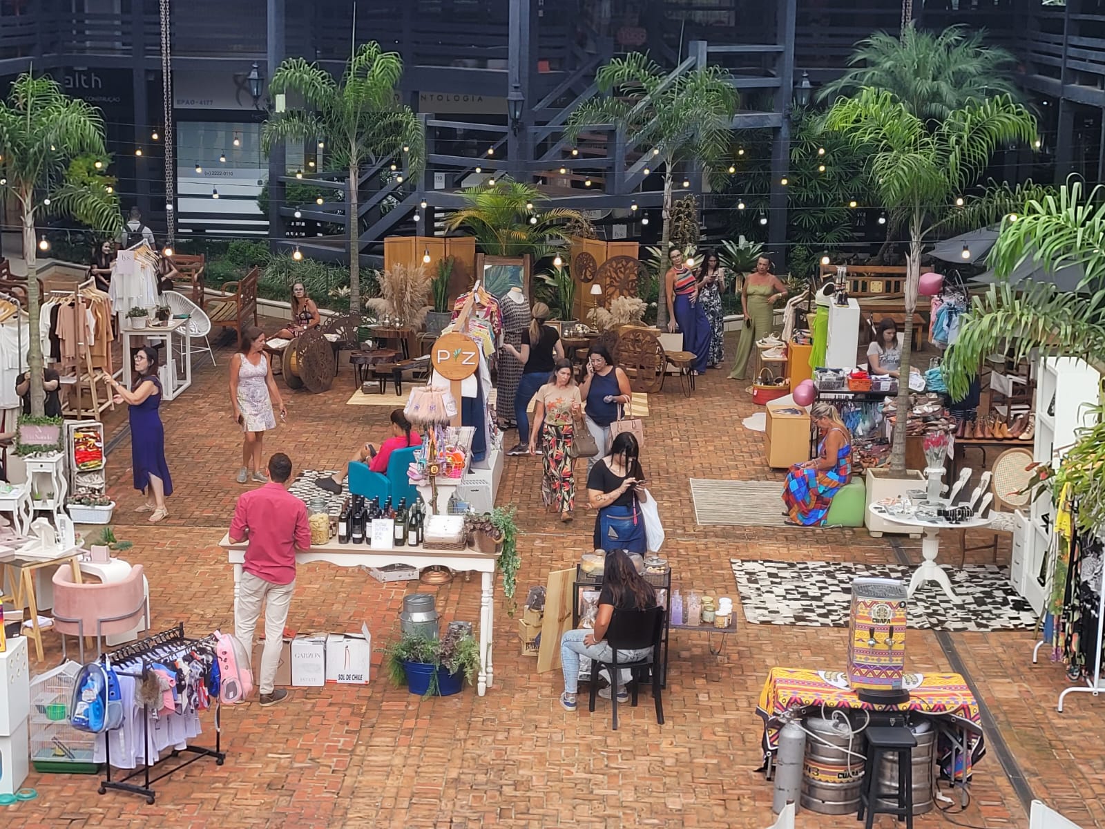 Primeiro dia de Liquida OUT lota a Praça do Sol no Shopping Vilarejo