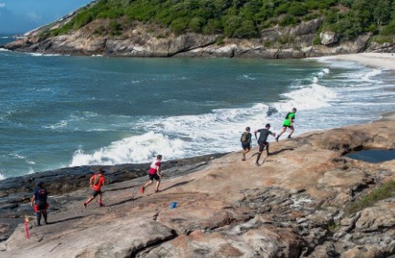 Governo do Rio leva alunos de projeto social da Mineira e da Providência a competição de montanhas em Grumari