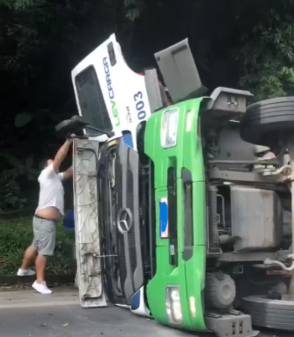 Carreta tomba na subida da serra de Petrópolis
