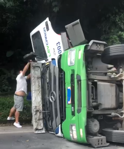 Carreta tomba na subida da serra de Petrópolis