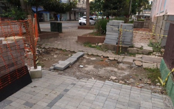 Obra da calçada da Prefeitura de Teresópolis depende de aditivo no projeto