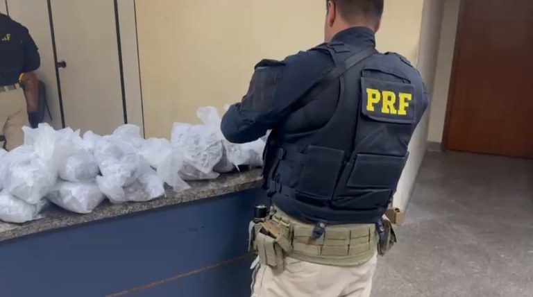 PRF apreende mais de 20 quilos de maconha na Dutra