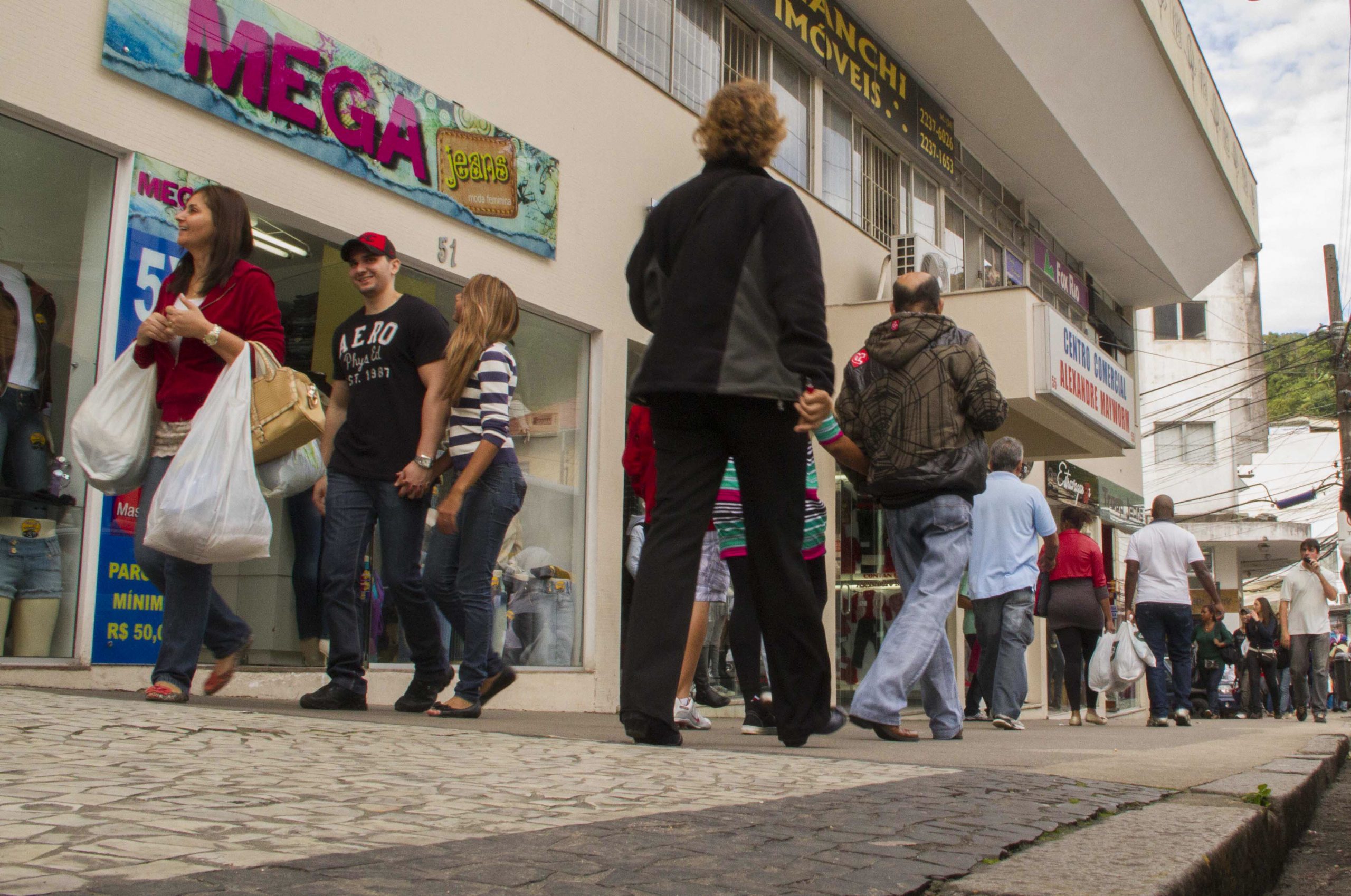 Projeção de consumo em 2% para 2024 esbarra em endividamento do brasileiro