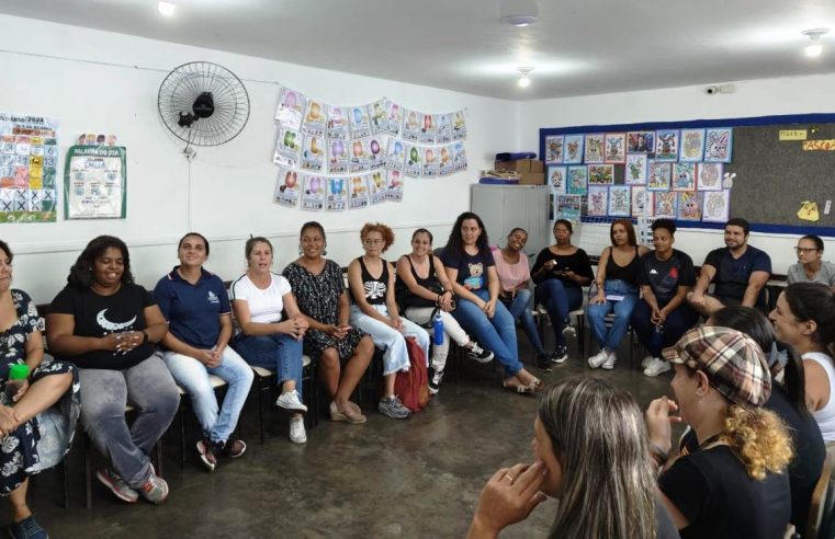 CRAS Alto realiza palestra para professores e cuidadores na Escola Municipal Chiquinha Rolla sobre o Autismo