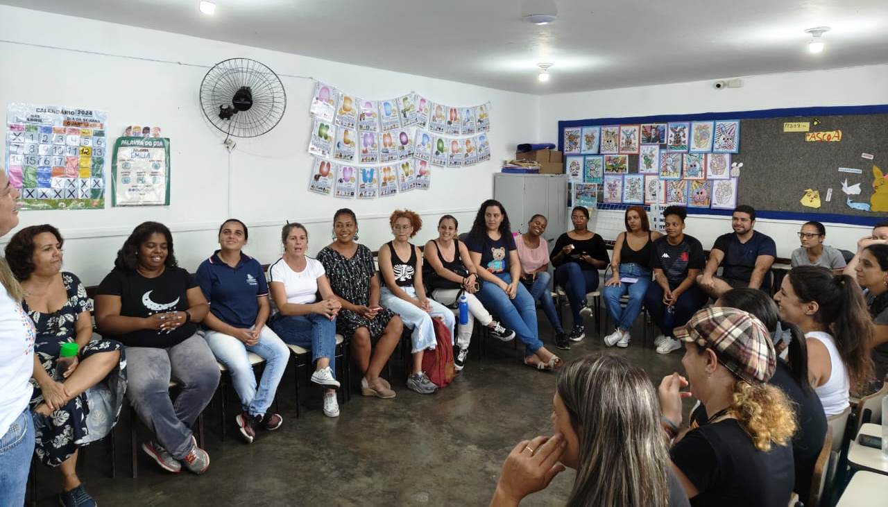 CRAS Alto realiza palestra para professores e cuidadores na Escola Municipal Chiquinha Rolla sobre o Autismo