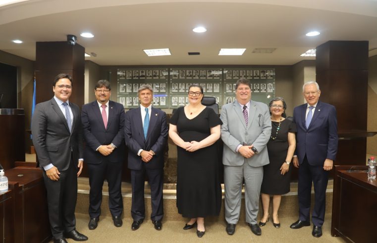 PGJ e subprocurador recebem, ao lado do ministro Luiz Fux, a Medalha do Mérito do MPES