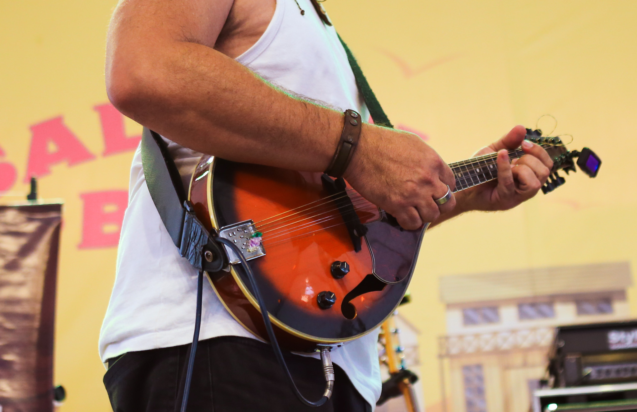 Do folk ao sertanejo: Saloon BBQ divulga programação musical