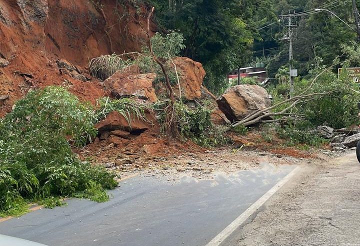Queda de barreira na Estrada Philuvio Cerqueira Rodrigues prejudica linhas de ônibus