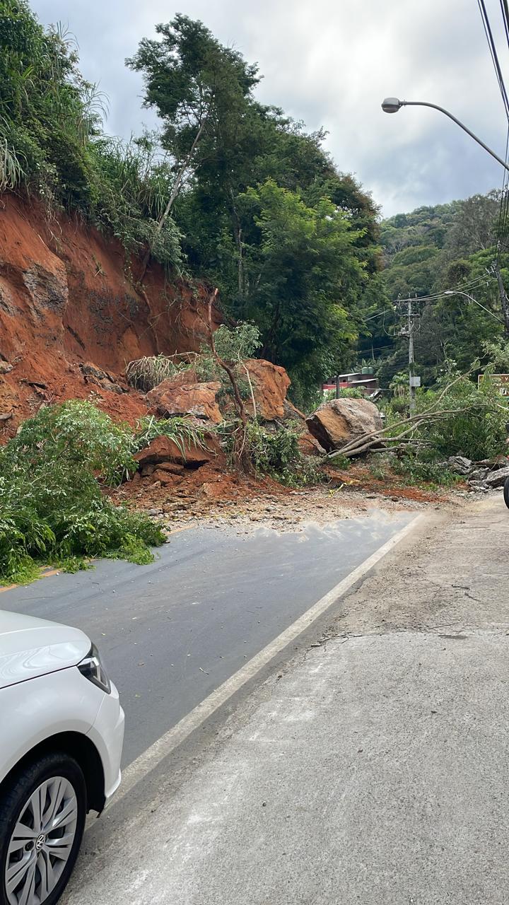 Queda de barreira na Estrada Philuvio Cerqueira Rodrigues prejudica linhas de ônibus