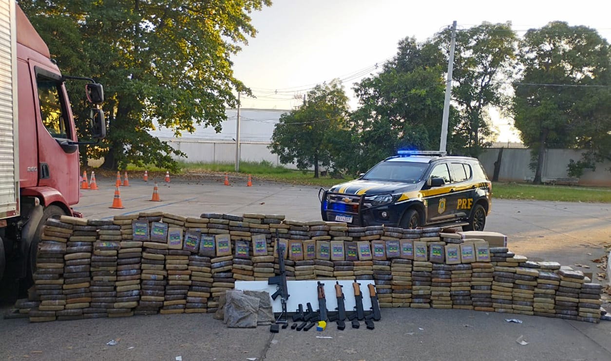 PRF apreende carregamento com armas e drogas na Baixada Fluminense