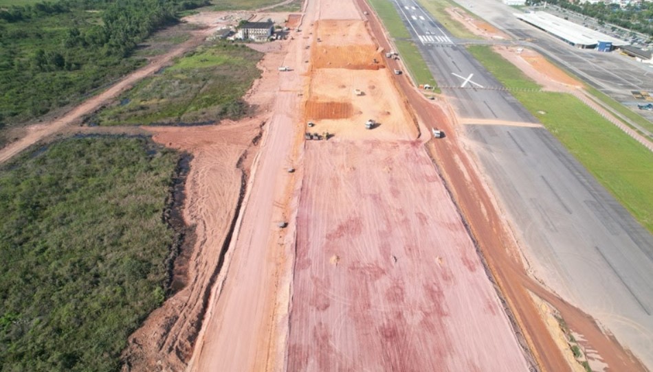 Consórcio antecipa retorno, e obras da nova pista do Aeroporto de Macaé avançam