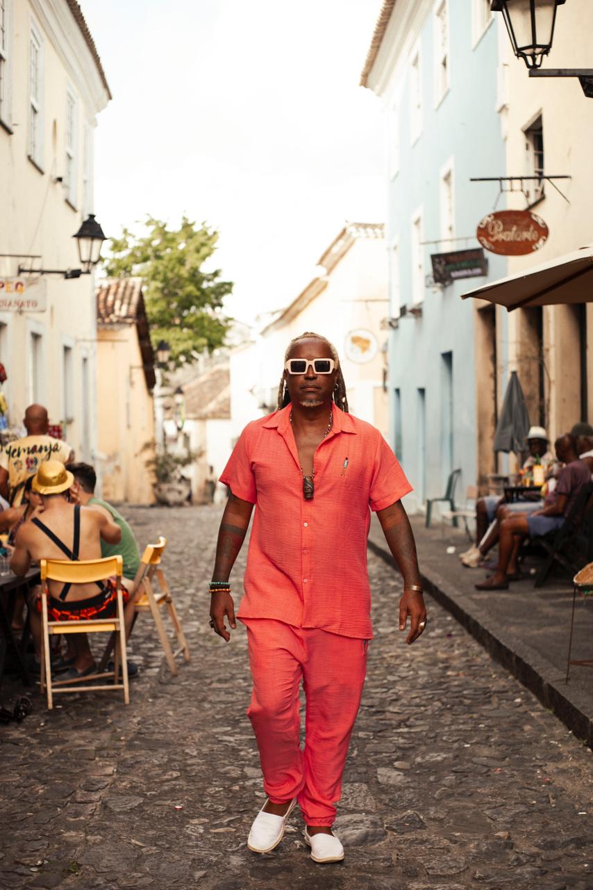 “As pessoas ainda não entendem o que é o Afropop,” diz Léo Roots sobre gênero musical que reúne elementos africanos, brasileiros e pop