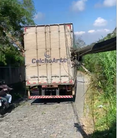 Motorista de caminhão desrespeita sinalização e quebra três postes no Lopes Trovão