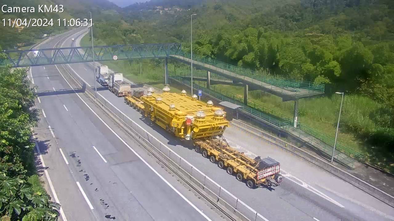 Carreta de grande porte trafega pela BR-040