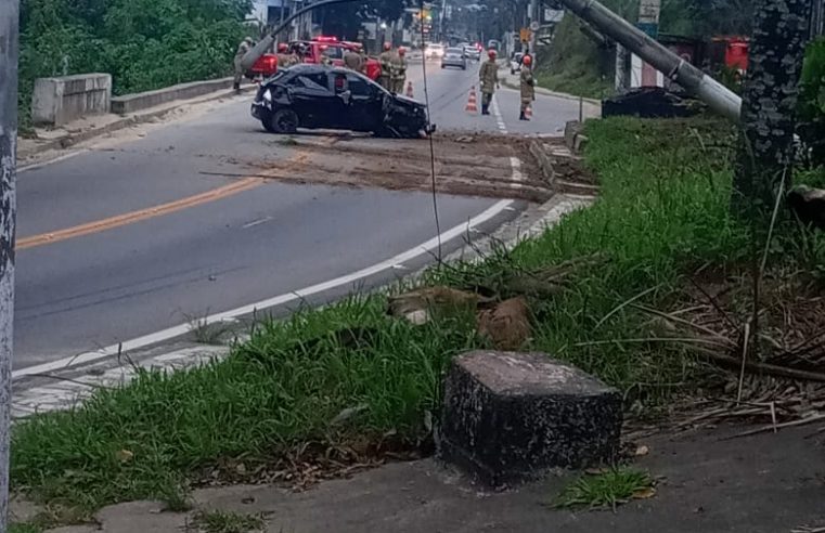 Colisão na Estrada União Indústria deixa trânsito interditado em Petrópolis