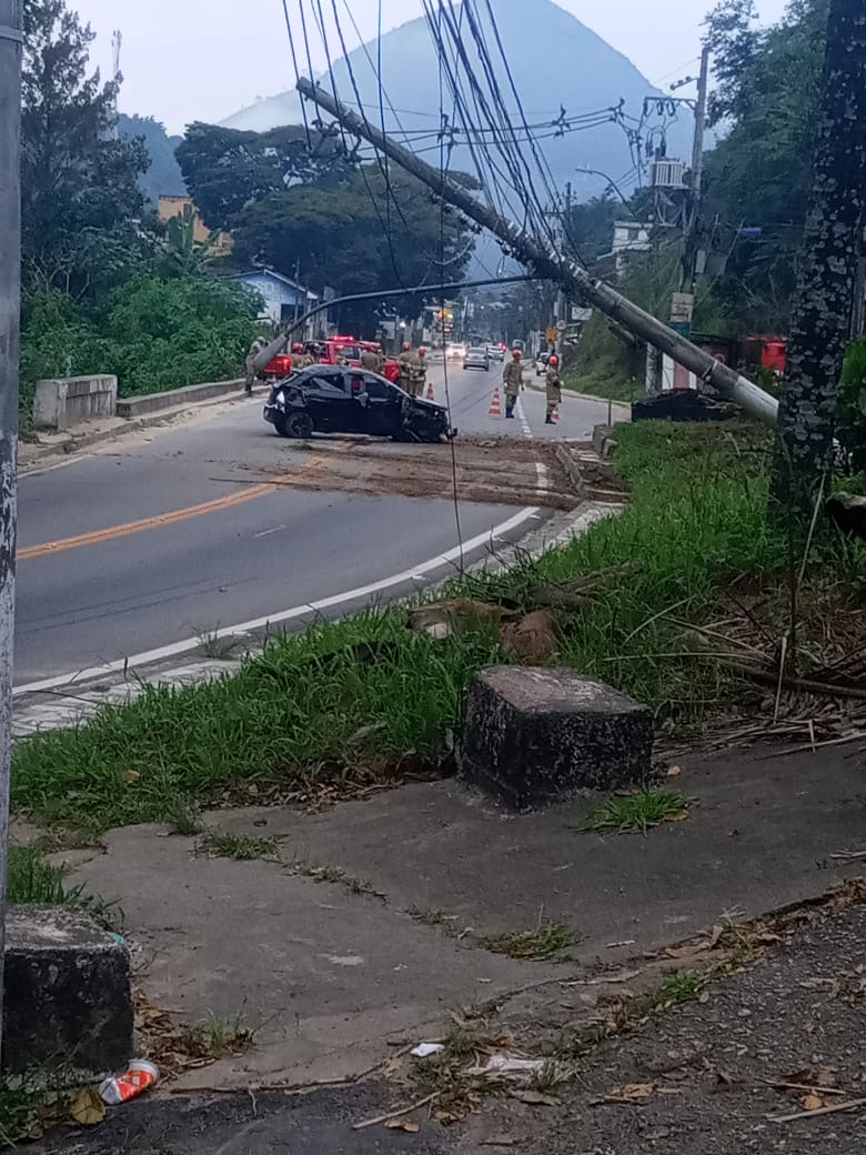 Colisão na Estrada União Indústria deixa trânsito interditado em Petrópolis